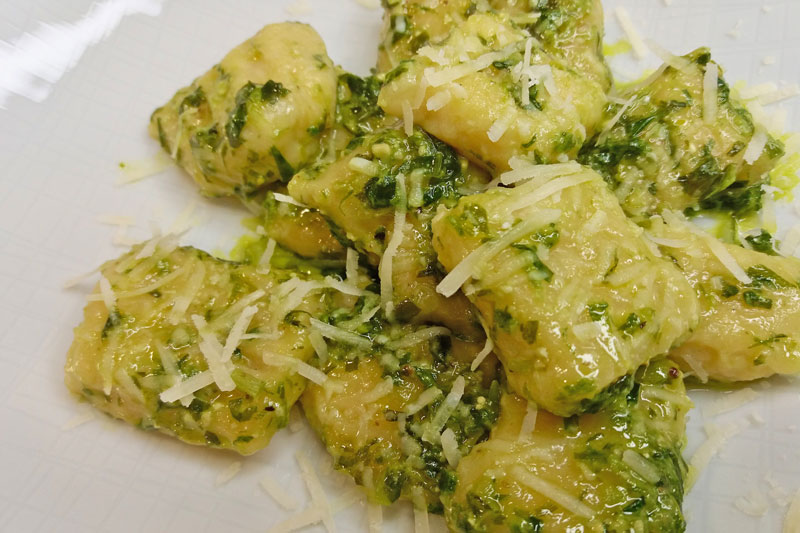 Handgemachte Gnocchi mit Bärlauchpesto | friedarosas kitchen